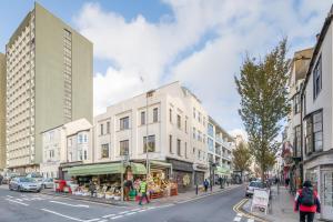 une rue urbaine avec des bâtiments et des gens qui marchent dans la rue dans l'établissement The Loft Brighton, à Brighton et Hove