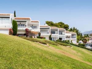 una fila di case su una collina erbosa di Azahara 1 8B Beautiful apartment frontline golf in popular Aloha a Marbella