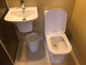 Babylon Oslob Coast Guesthouse的一间浴室