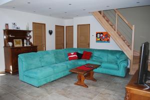 - un salon avec un canapé bleu et une table dans l'établissement LE LOFT, à Wintzenheim