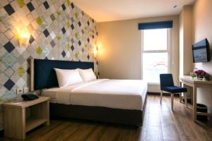 Postel nebo postele na pokoji v ubytování Hotel 88 Kedungsari - Kedungdoro By WH