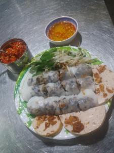 un plato de comida con comida en una mesa en Kim Lien's Homestay, en Ho Chi Minh