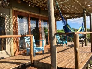 特拉维斯亚海滩山林小屋的阳台或露台
