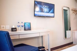 TV a/nebo společenská místnost v ubytování Hotel 88 Kedungsari - Kedungdoro By WH