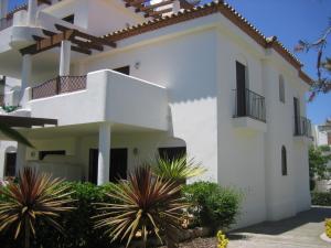 a white house with plants in front of it at APARTAMENTO EN COTO DE SANCTI PETRI in Chiclana de la Frontera