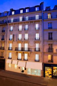 パリにあるBLC デザイン ホテルの夜の建物の外観
