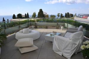 A seating area at Maison Blanche Taormina