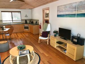 un soggiorno con TV e cucina di Ellensbrook Cottages a Cowaramup