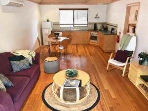 un soggiorno con un divano e un tavolo di Ellensbrook Cottages a Cowaramup