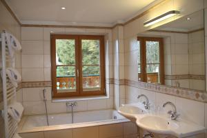 Bilik mandi di Alpen Appartements Zauchensee
