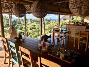 ein Esszimmer mit einem Tisch und Meerblick in der Unterkunft Travessia Beach Lodge in Inhambane