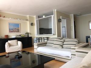 een woonkamer met een bank en een tafel bij Llevant - Vistas espectaculares in San Pol de Mar