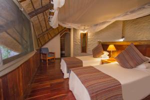 Llit o llits en una habitació de Lokuthula Lodge
