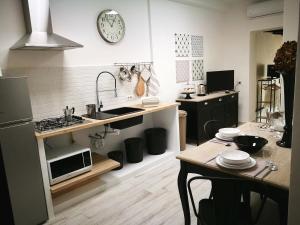 Kuchyň nebo kuchyňský kout v ubytování Amelia Apts & Rooms