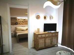 TV a/nebo společenská místnost v ubytování Amelia Apts & Rooms