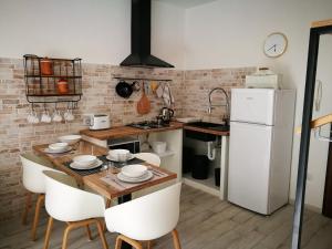 Kuchyň nebo kuchyňský kout v ubytování Amelia Apts & Rooms