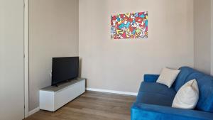 米蘭的住宿－Italianway - Largo Allegri 4，客厅配有蓝色的沙发和电视