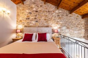 Postel nebo postele na pokoji v ubytování Phaedra Suites + 37 fotografií