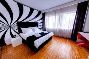 Un pat sau paturi într-o cameră la Sarroglia Hotel