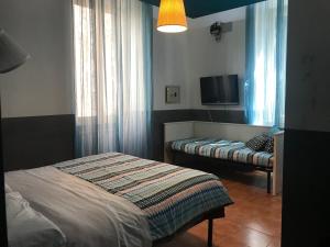 1 dormitorio con 2 camas y TV de pantalla plana en La Casa di Elena, en Roma
