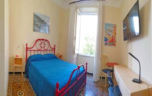 1 dormitorio con cama roja y manta azul en Edera en Levanto