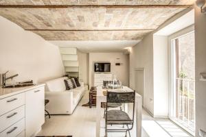kuchnia i salon z kanapą i stołem w obiekcie Appartamento di design con vista sui monti w mieście Rocca di Mezzo
