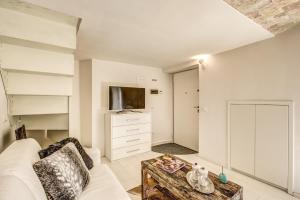 a living room with a white couch and a table at Appartamento di design con vista sui monti in Rocca di Mezzo