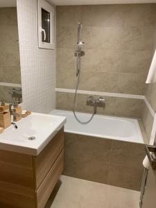 y baño con ducha, bañera y lavamanos. en AP 1 - Apartments 4U Březinova "Overnight Simply", en Hradec Králové