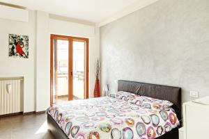 Säng eller sängar i ett rum på Bari Airport Seaview Apartment