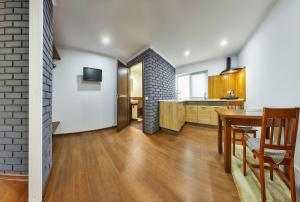 Private Apartments في تريسكوفيتس: غرفة معيشة مع طاولة وغرفة طعام