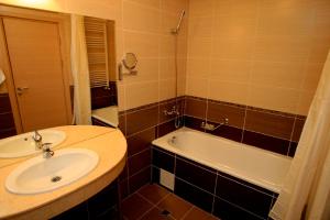 A bathroom at Olymp Hotel