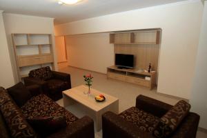 A television and/or entertainment centre at Olymp Hotel
