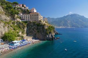 a view of a beach with people on the water at House Joseph in Ravello