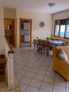 een keuken en eetkamer met een tafel en stoelen bij House Joseph in Ravello
