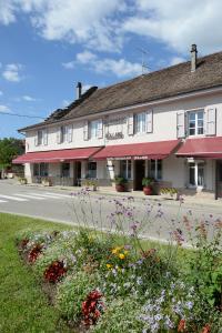 MontagnieuにあるHotel Restaurant Rollandの通りの前に花の咲く建物