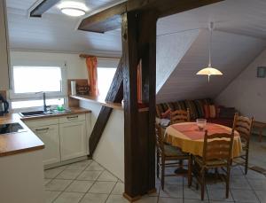 eine Küche und ein Esszimmer mit einem Tisch und einem Sofa in der Unterkunft Brosihof in Erlenbach