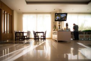 TV a/nebo společenská místnost v ubytování Phavina Hotel Rayong SHA Extra Plus