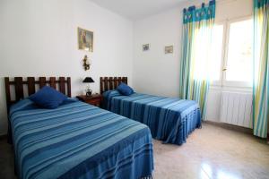 a bedroom with two beds and a window at Global Immo 3213 Horizonte Azul in Roses