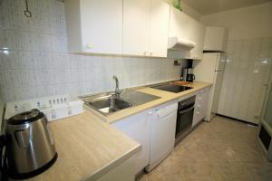 A kitchen or kitchenette at Global Immo 3213 Horizonte Azul