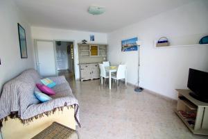 A television and/or entertainment centre at Global Immo 3213 Horizonte Azul