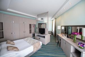 Una cama o camas en una habitación de Kopernikus Hotel Prag