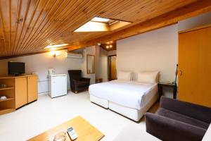 ein Hotelzimmer mit einem Bett und einem Sofa in der Unterkunft Entes Apart in Istanbul