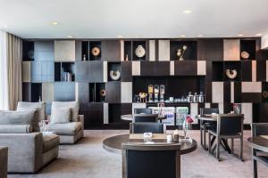Лаундж или бар в The Canvas Dubai - MGallery Hotel Collection