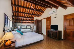 Телевизор и/или развлекательный центр в La An Central Boutique Villa