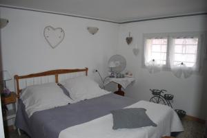 1 dormitorio con 1 cama grande y espejo en le pitchounet, en Arles