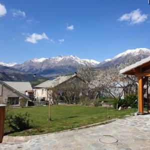 a view of a yard with mountains in the background at Oustal in Savines