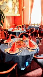 une salle à manger avec une table, des assiettes et des verres à vin dans l'établissement Wellness Hotel Jean De Carro, à Karlovy Vary