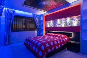 een slaapkamer met een bed met rood en blauw bij 109 Penthouse , incredible view, Marco in Adeje