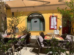 un patio con mesa y sillas y un edificio en Hostal Del Ripollès, en Ripoll