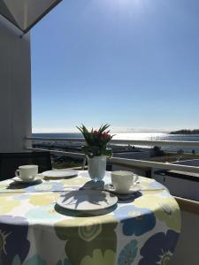 フェーマルンにあるLust auf Meerblick und Strandの海の景色を望むテーブル(テーブルクロス付)